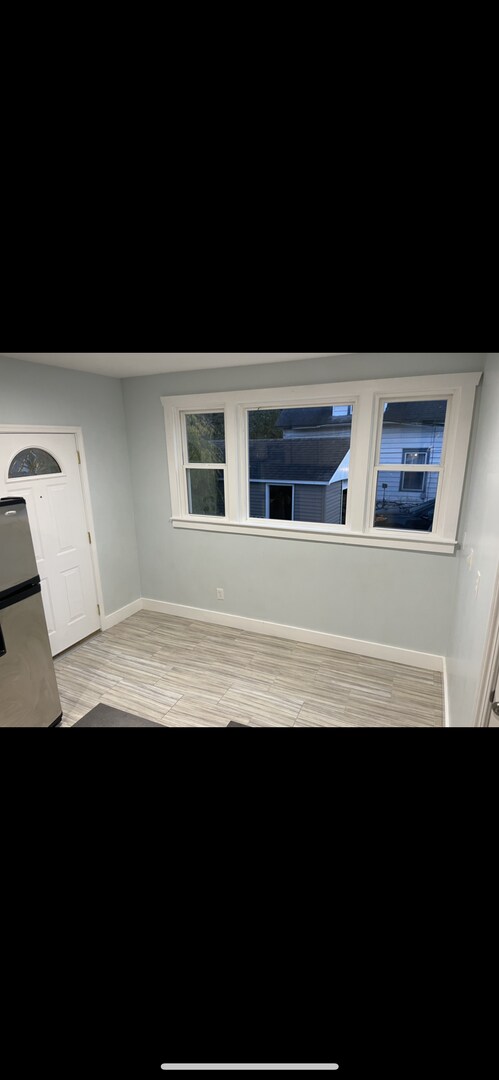 Building Photo - Lovely 4 Bedroom John Ball Park