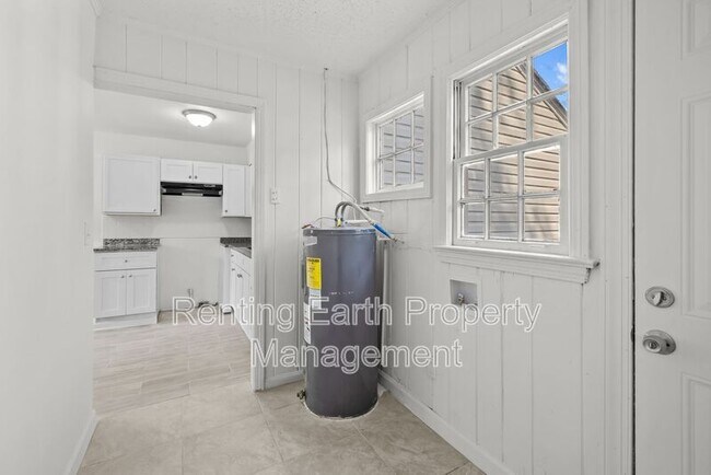 Building Photo - 921 25th St SW