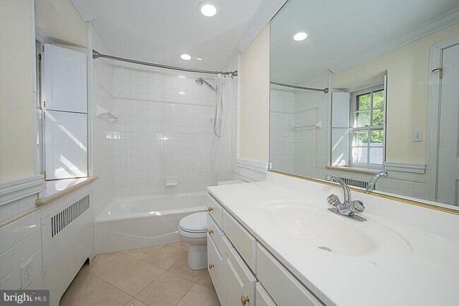 Building Photo - 714 Greythorne Rd