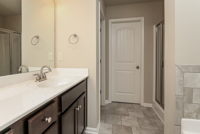 Building Photo - 900 Walnut Woods Dr