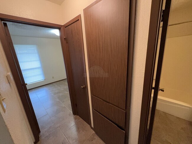 Building Photo - 2409 Shoemaker Dr