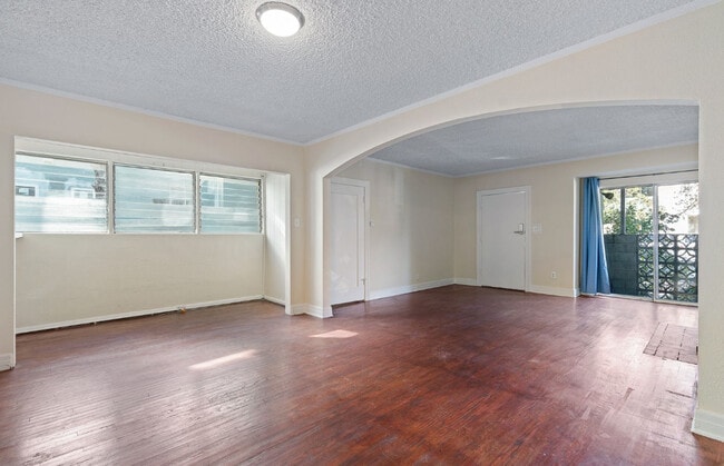 Building Photo - 929 N Croft Ave