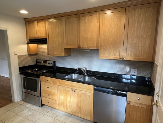 Building Photo - 2 Bed Back Unit in Uptown!