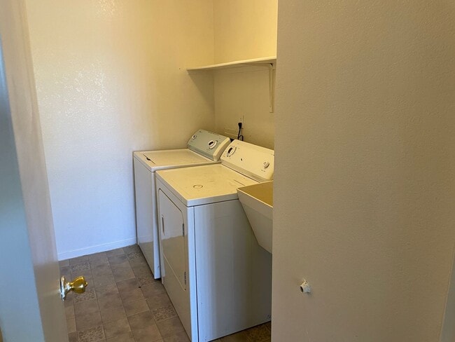 Building Photo - SW 3 Bedroom Condo!