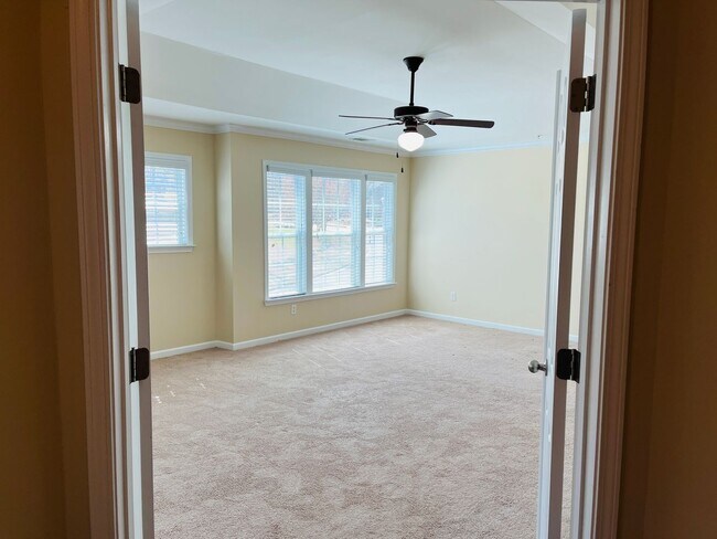 Building Photo - Wow! 3 bedroom 2.5 bathroom home in Newnan, 2100 plus sqft, 2 car garage, huge rooms, must see!