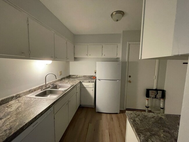 Building Photo - Furnished 1/1 in Chateau DeVille