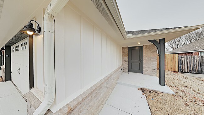 Building Photo - Beautiful 3 Bedroom 2 Bathroom Duplex Next...