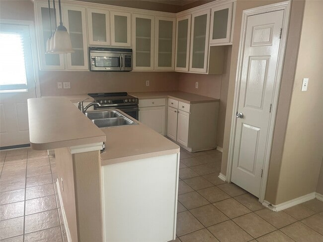 Building Photo - 5815 Vinemont Ln