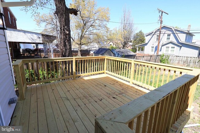 Building Photo - 5110 Kenwood Ave