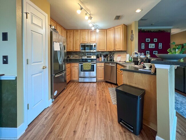 Building Photo - Pet Friendly 3BR/2BA Home on 1 acre in SW Gainesville - available Mid-October!