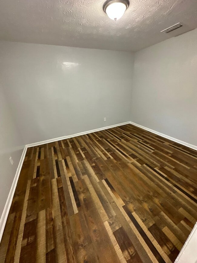 Building Photo - Fully Renovated 3/2 Available for Immediat...