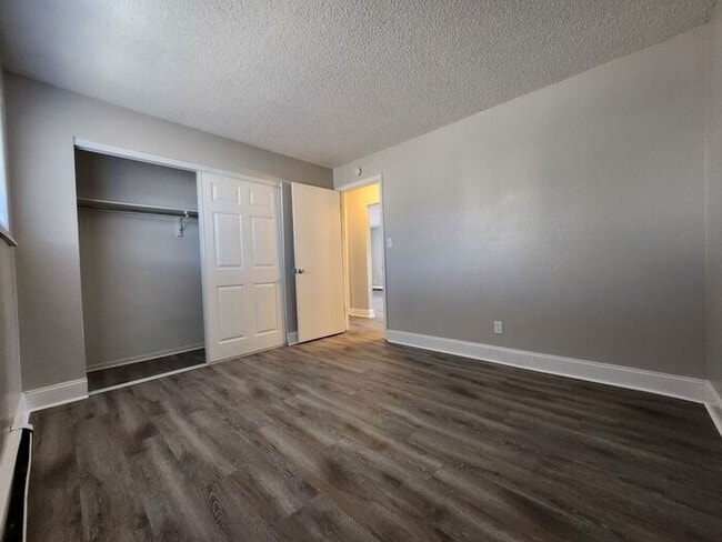 Building Photo - Updated 2-Bed, 1-Bath Apartment – On-Site Laundry | Move-In Special: Get 50% Off Your First Month...