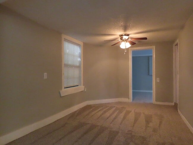 Building Photo - Utilities Included! 1 Bedroom Apartment, D...