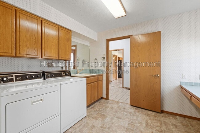 Building Photo - 9811 N Comanche Dr