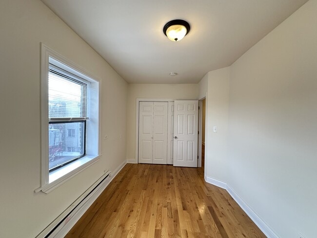 Building Photo - 824 W Cornelia