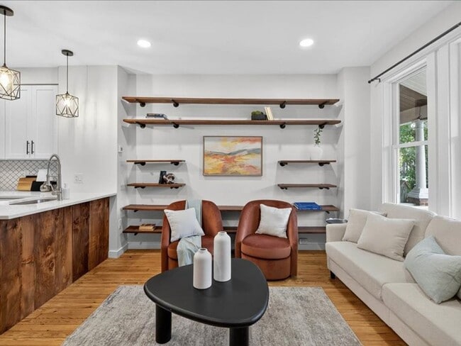 Building Photo - Gorgeous 4 Bedroom 2.5 Bathroom Available ...