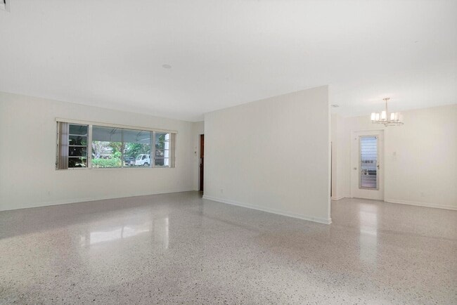 Building Photo - 3410 Poinsettia Ave
