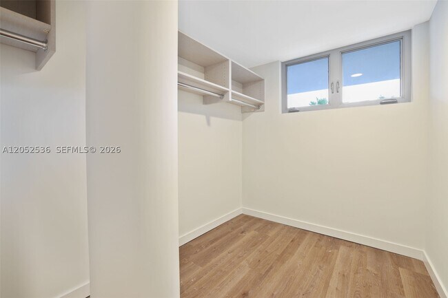 Building Photo - 1500 Bay Dr E