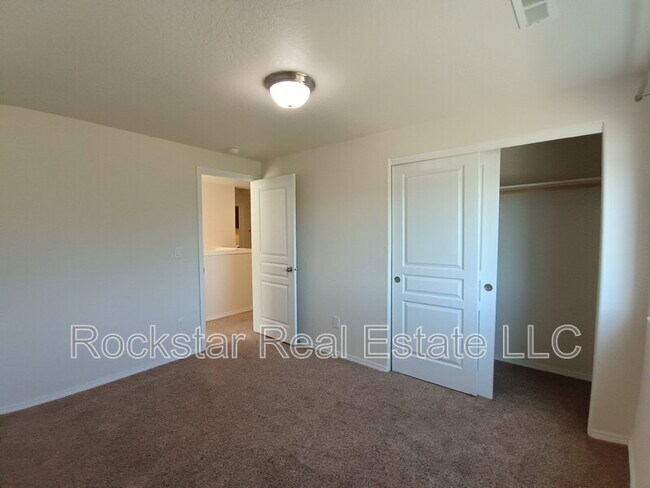 Building Photo - 1315 N Rogue River St