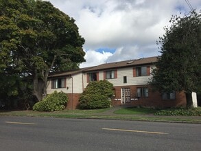 Building Photo - 5902-5920 SE Milwaukie Ave