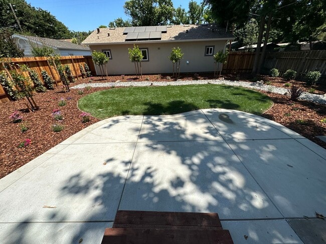 Building Photo - 1402 Clara Ln