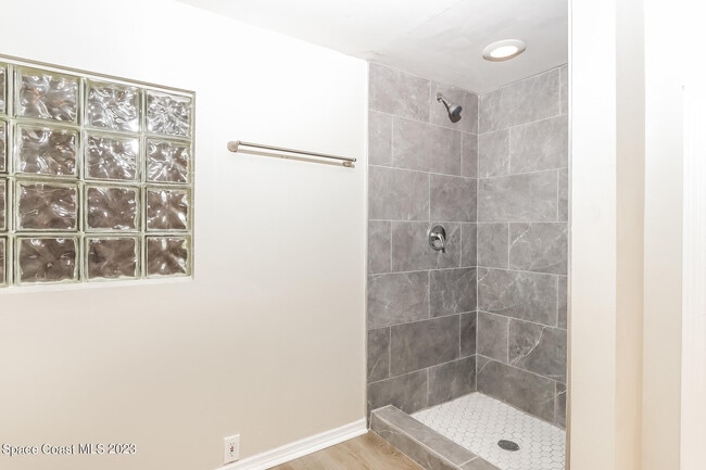 Building Photo - 2307 SW Kent Cir