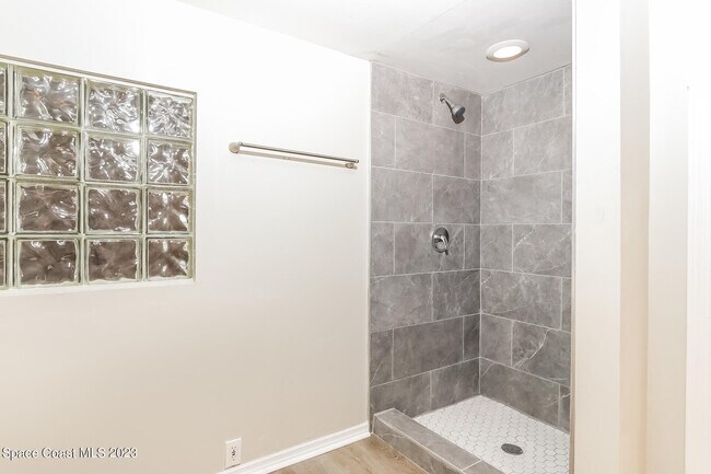 Building Photo - 2307 SW Kent Cir