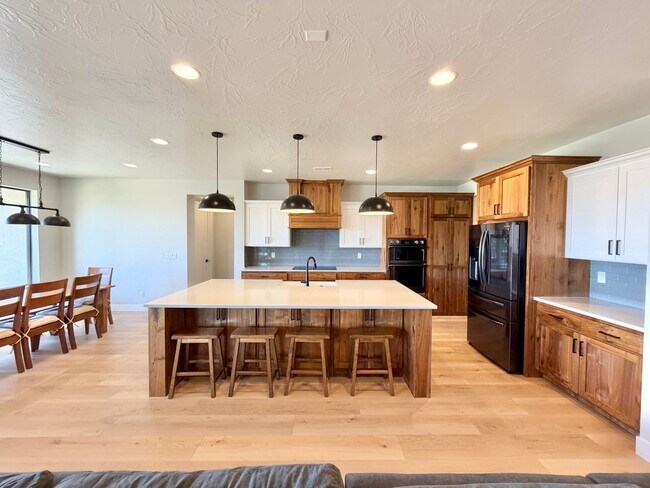 Building Photo - Beautiful Modern 5 Bedroom Home!! Furnished or Unfurnished option!!