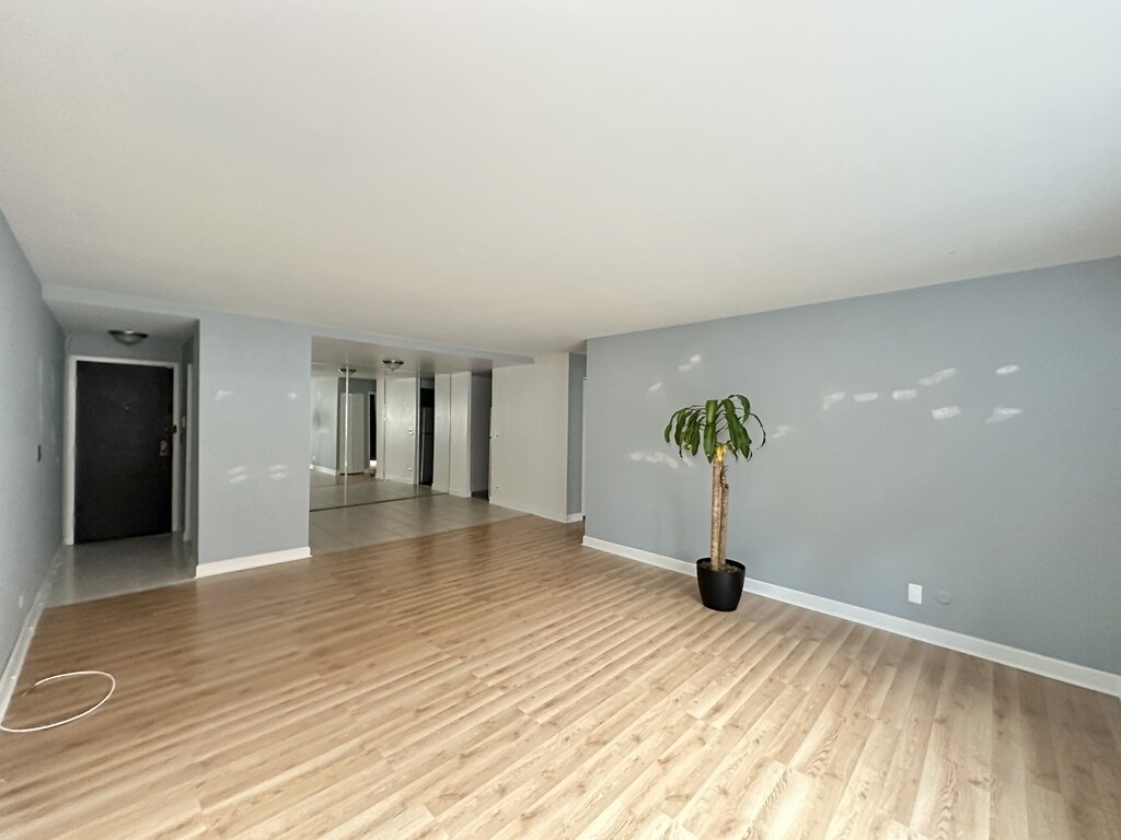 Building Photo - 3825 N Pine Grove Ave