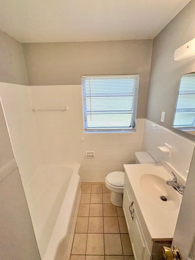 Building Photo - Charming 2 Bedroom Home with Fenced Yard & Screened Patio – Prime Location!
