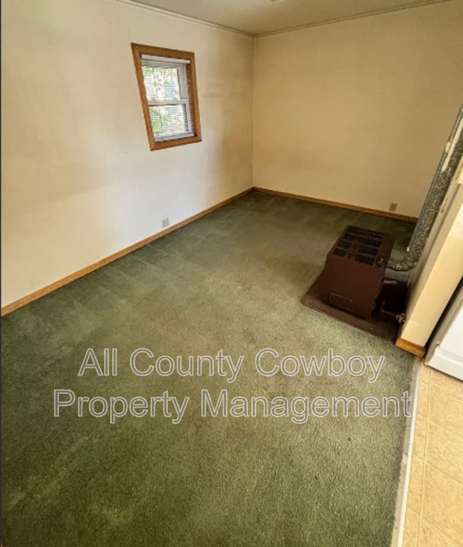 Building Photo - 513 E Custer St