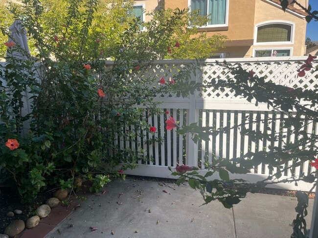 Building Photo - Beautifully Updated 3-Bedroom Townhome in ...