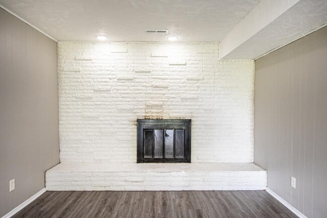 Building Photo - 1220 Hillcrest Dr