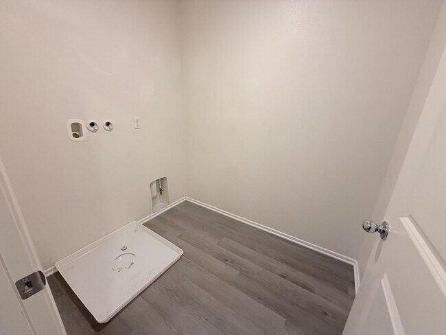 Building Photo - Beautiful Two Story Home, 3 Bedrooms, 2.5 Bathrooms, Solar Panels,