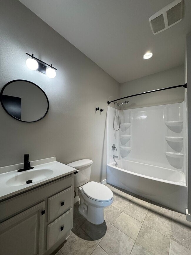 Building Photo - Newly Renovated & Ready to Impress!