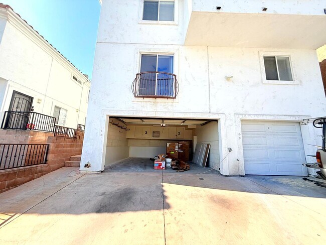 Building Photo - 762 W 21st St
