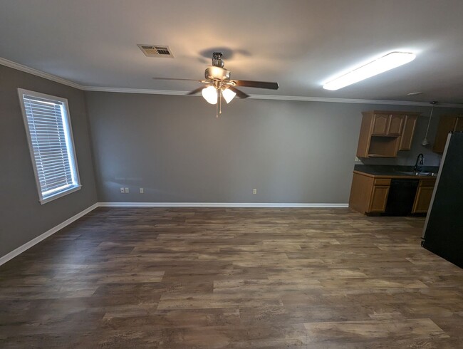 Building Photo - 3 Bedroom Townhouse in Broussard