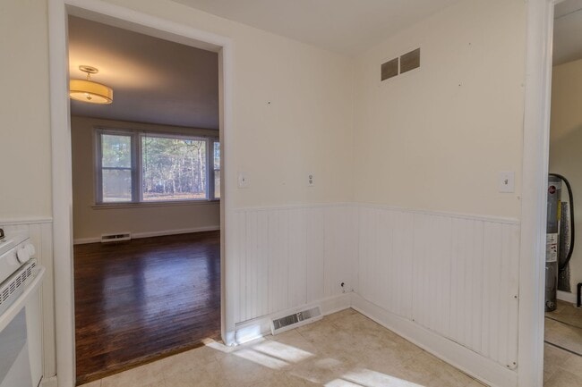 Building Photo - Classic Ranch Just Minutes from TC’s Best