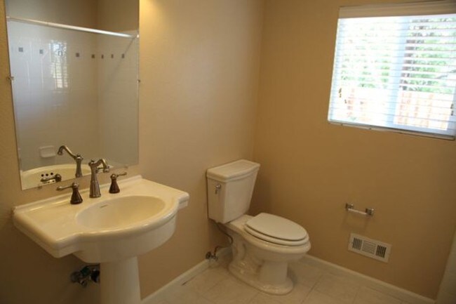 Building Photo - 2308 Wildwood Ct