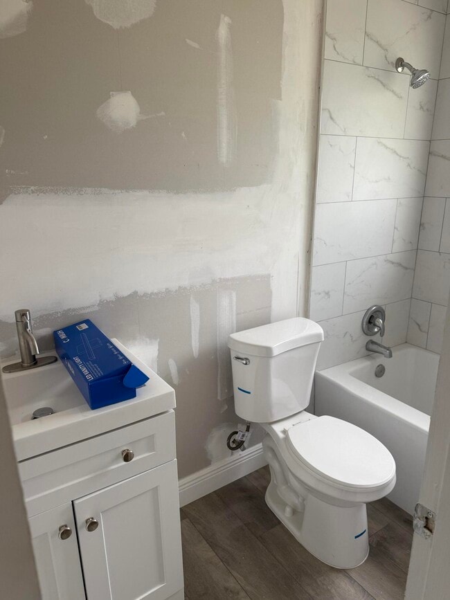 Building Photo - 1564 W 28th St