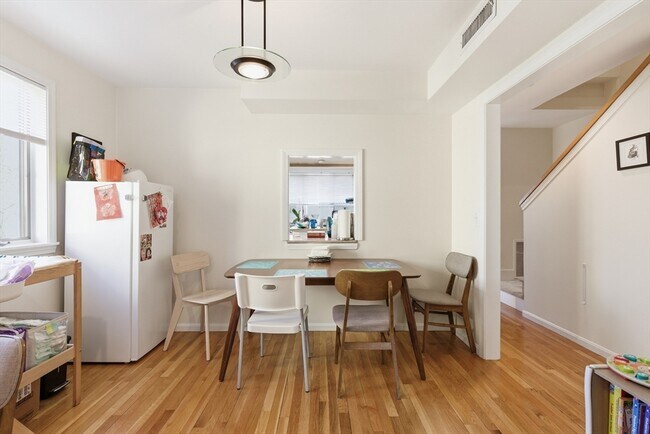 Building Photo - 5 Meadowbrook Rd