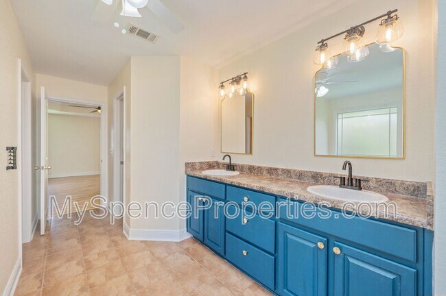 Building Photo - 618 Territory Ln