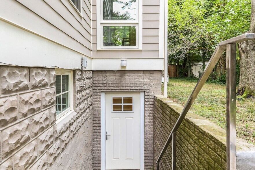 Building Photo - 913 N Ivy St