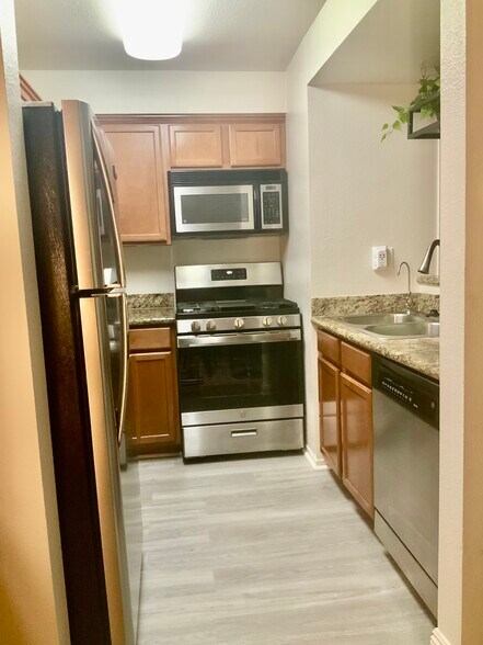 Building Photo - 355 N Maple St