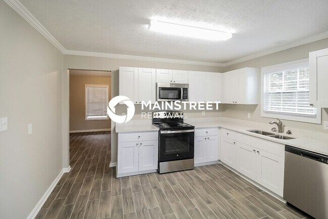 Building Photo - 3 Bedroom Pet-Friendly Home in College Park, GA with Main Street Renewal
