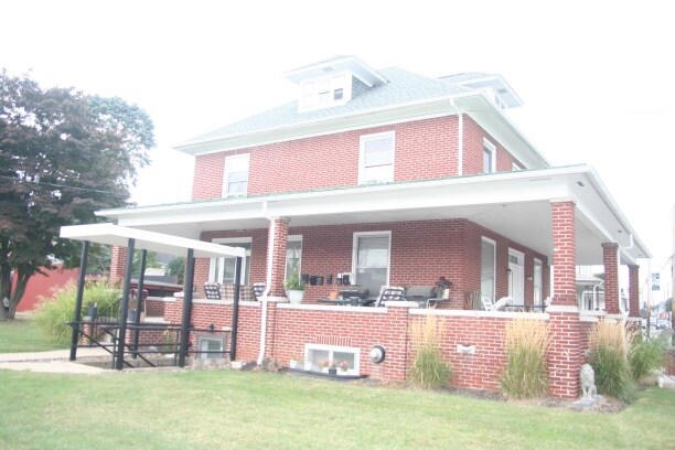 Building Photo - 802 Bridge St