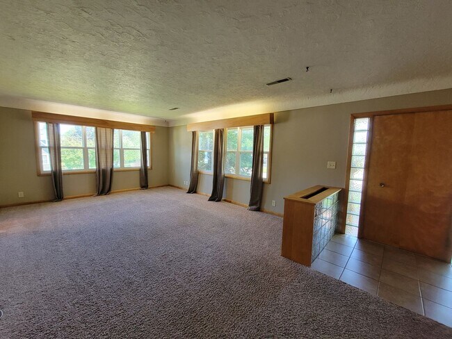 Building Photo - 1103 College St