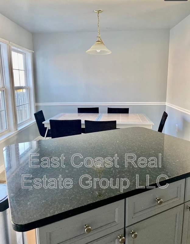 Building Photo - 27 Dunlap Dr