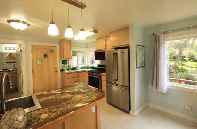 Building Photo - Artsy Studio in Westhaven with Attic Bedroom