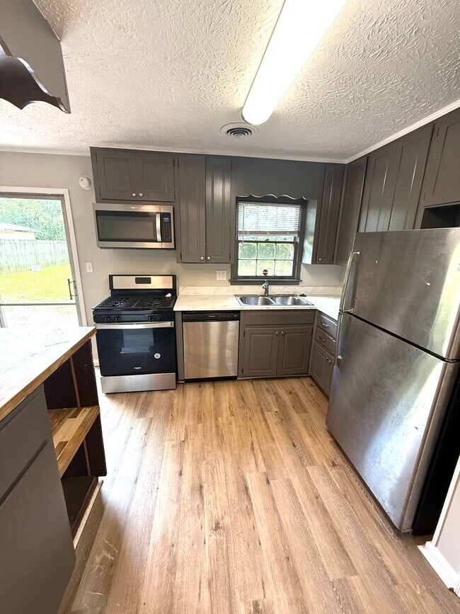 Building Photo - ** 3 bed 2 bath located off Atlanta Hwy **...